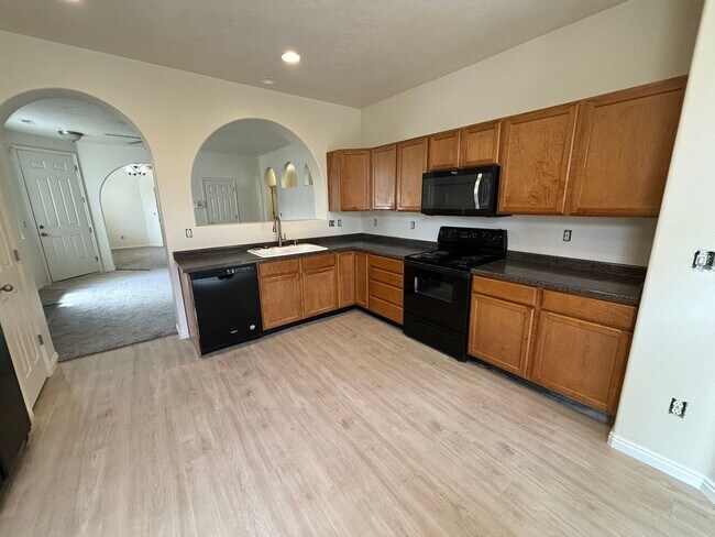 Building Photo - Beautiful 3 bedroom 2 bath unit is a must ...
