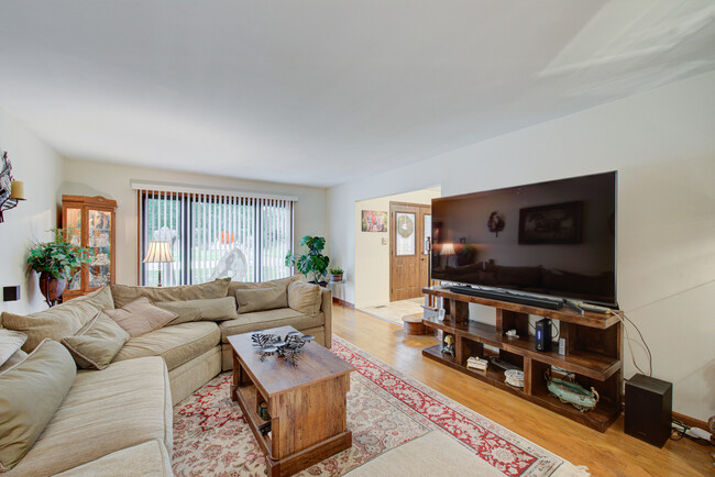 Foto del edificio - 1717 N Burning Bush Ln