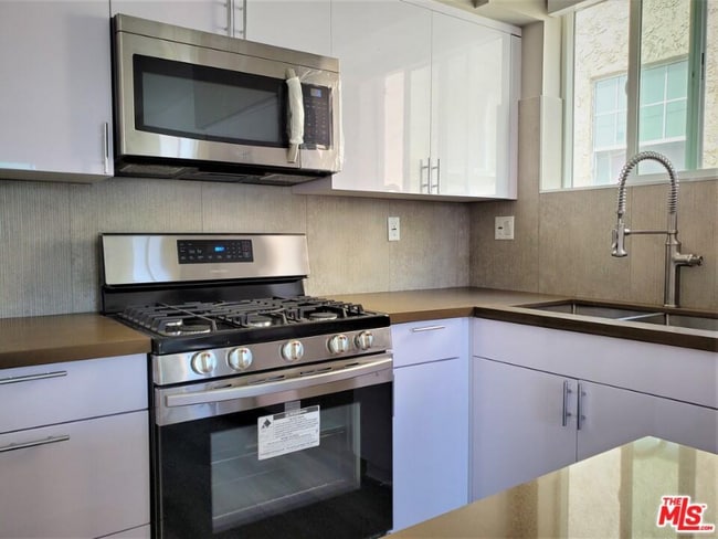 Building Photo - 2337 1/2 S Crenshaw Blvd