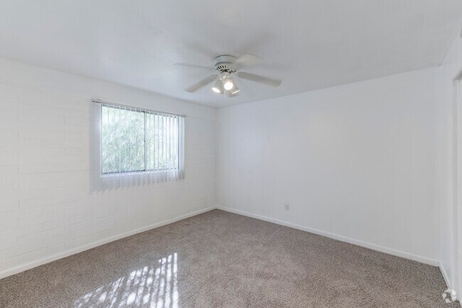 2 habitaciones, 2 baños - 910 pies cuadrados - Dormitorio principal - U Apartments @ Melrose