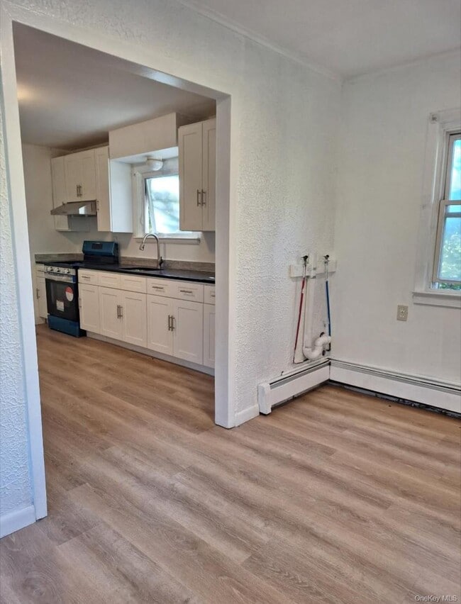 Building Photo - 652 NY-211