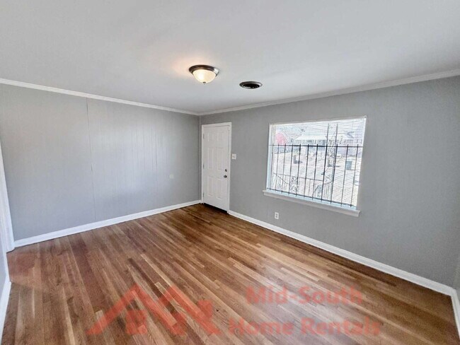 Building Photo - 2054 Benford St
