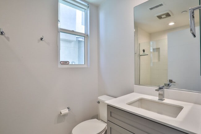 Building Photo - 3 bedroom 2.5 bath in Gated Community