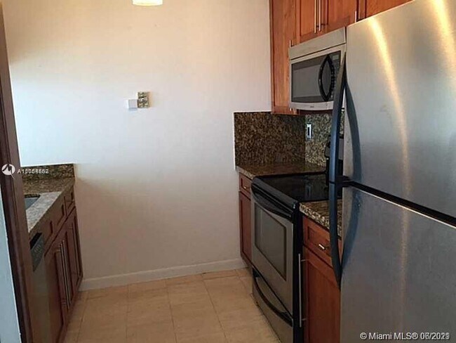 Foto del edificio - 600 NE 36th St