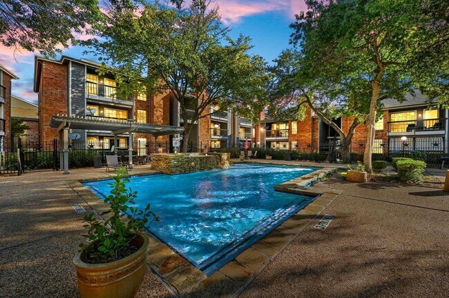 Foto del edificio - Charming 1-Bedroom Condo in Gated North Da...
