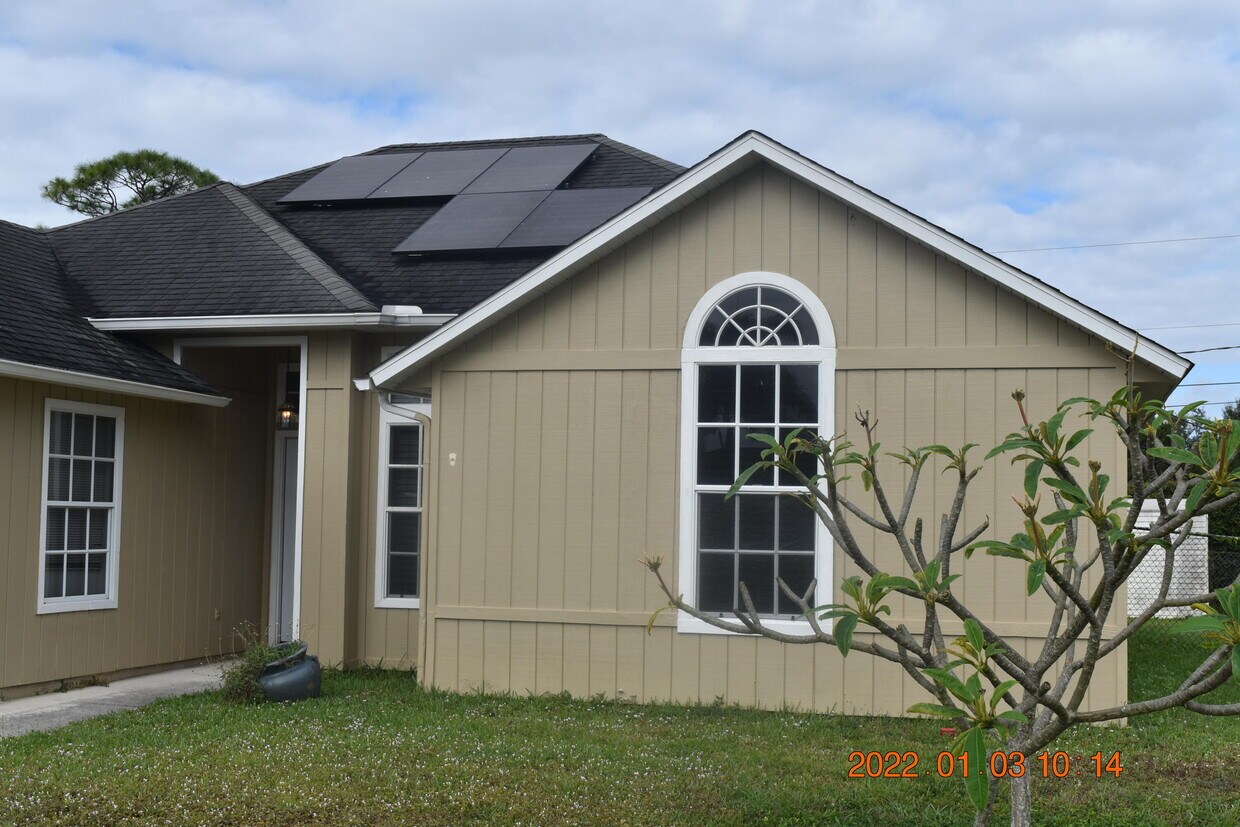 Primary Photo - 2388 SW Fern Cir