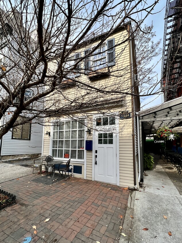 Primary Photo - 237 Ferry St