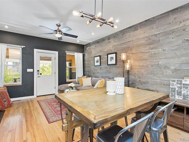 Foto del edificio - In the Heart of Highlands 2 Bedroom 1 Bath Row Home!