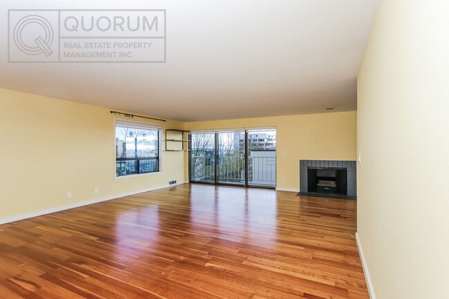 Building Photo - Spectacular Top Floor Condo with Stunning Views in Queen Anne