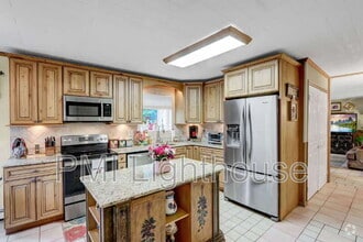 Building Photo - 17 Rondell Ln