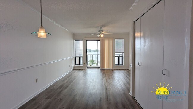 Foto del edificio - WATERFRONT UNIT WITH FULL VIEWS OF THE SOU...