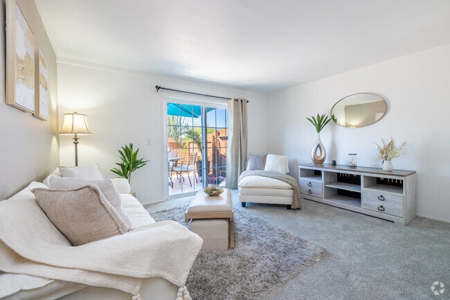 3 habitaciones, 2 baños - 1100 pies cuadrados - Sala de estar - Sabrina's Place