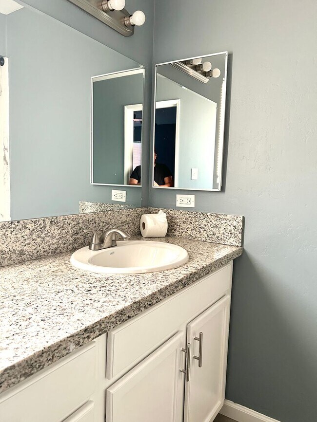 Building Photo - NE 3 bedroom home on spacious size lot
