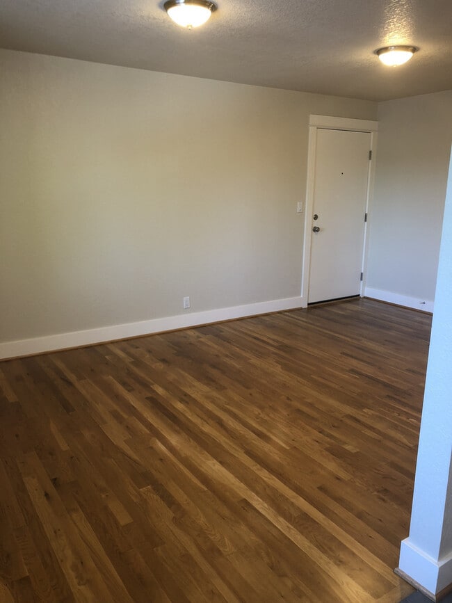 Building Photo - New 2bd Hardwoods, W/D, Quartz, Tiled, Bik...