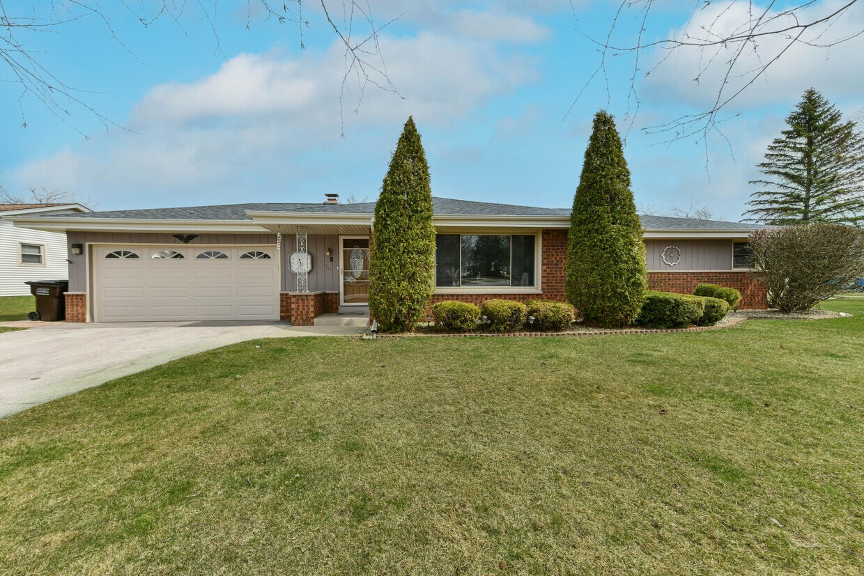 Primary Photo - 15470 W Mayflower Dr