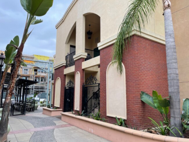 Building Photo - 615 N Azusa Ave