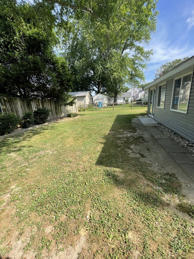 Building Photo - 112 Shamrock Dr