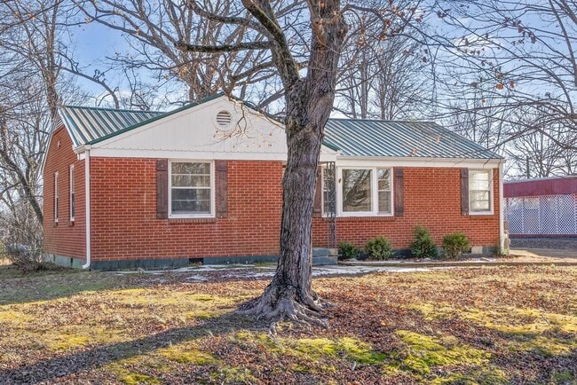 Building Photo - 3 Bedroom Home For Rent Near Madison Street!