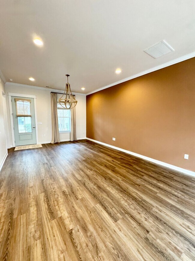 Foto del edificio - Upscale Townhome in Market Common! MOVE-IN READY!