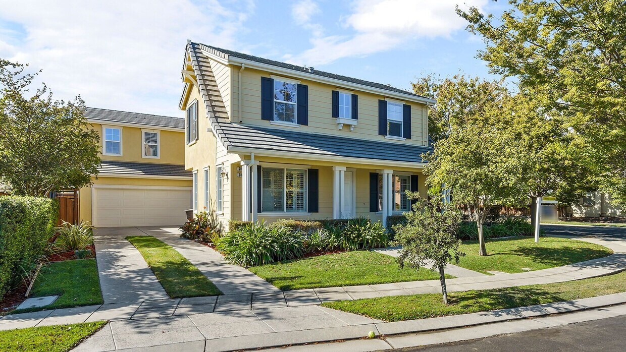 Foto principal - Corner Lot Home