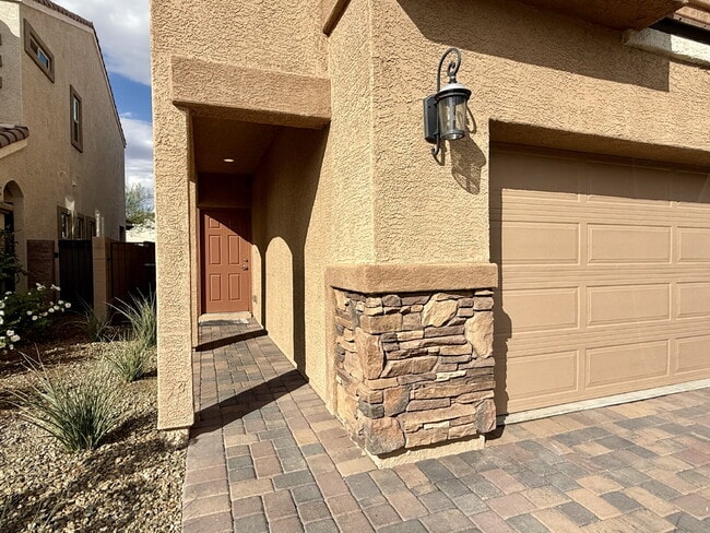 Foto del edificio - 4 BED, 2.5 BATH, 2 CAR-GARAGE, TWO-STORY, SINGLE FAMILY HOME FOR