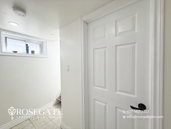 Photo du bâtiment - Modern 2-Bedroom Basement Apartment with O...