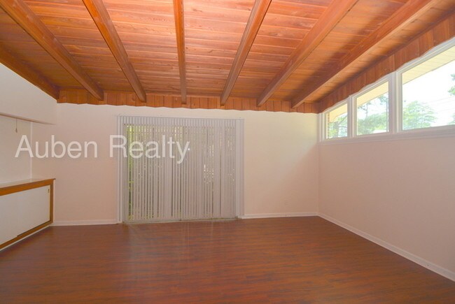 Building Photo - 4 Bed/1.5 Bath Near Pendleton King Park