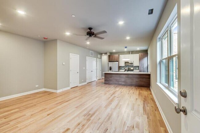 Foto del edificio - 4 bedroom in Chicago IL 60637