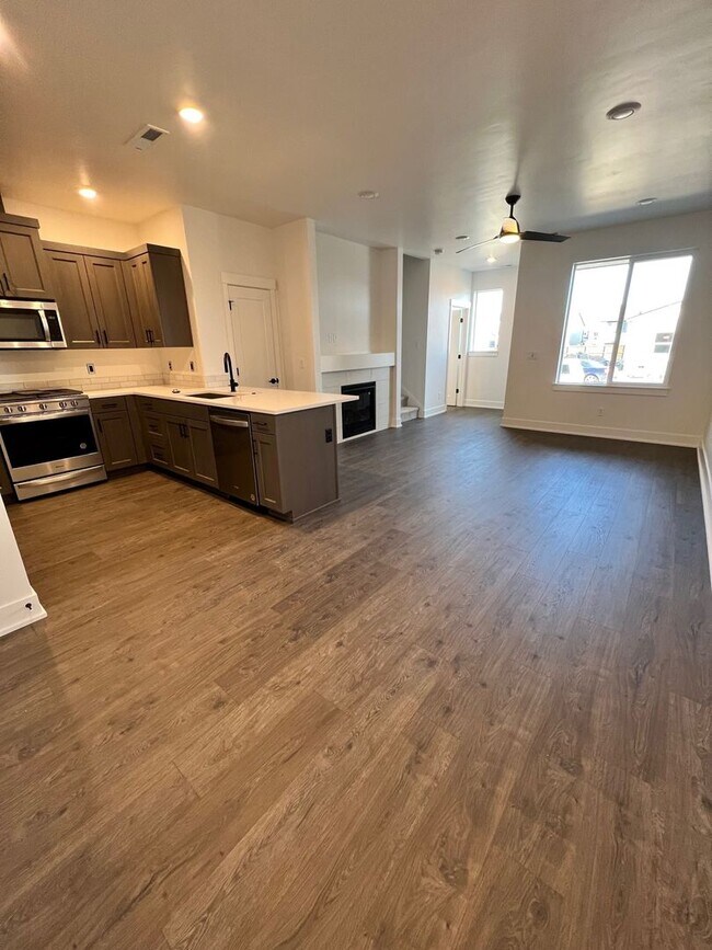 Building Photo - Petrosa 3 Bedroom Townhome