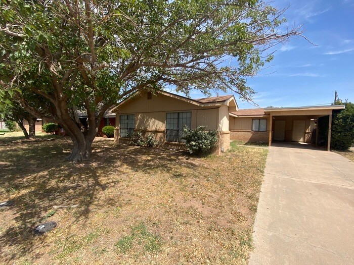 2 bed 2 bath with carport! Townhome Rentals in Midland TX