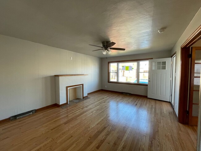 Building Photo - Newly Renovated 2BD/1BA Home