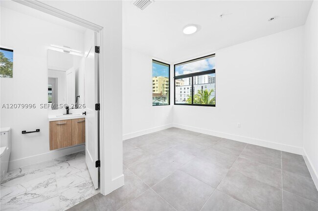 Building Photo - 526 SW 2nd 1