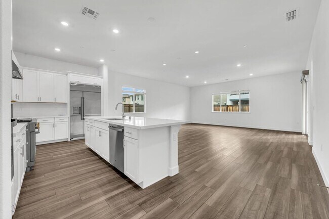 Foto del edificio - New 4 Bedroom 2.5 Bathroom 2280 sqft Home in Sacramento's Northlake Community for Lease.