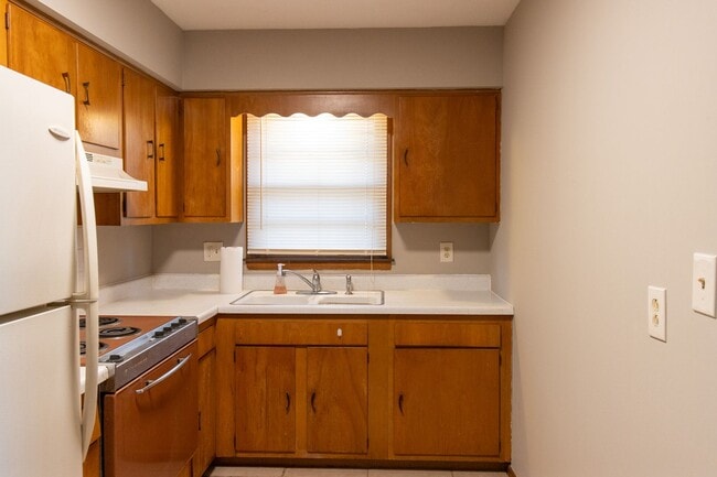 Building Photo - 2800 Fairhaven Dr