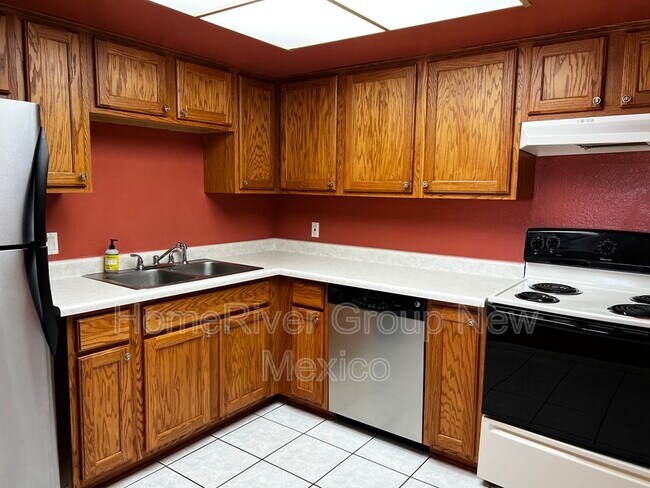 Building Photo - 939 Country Club Dr SE