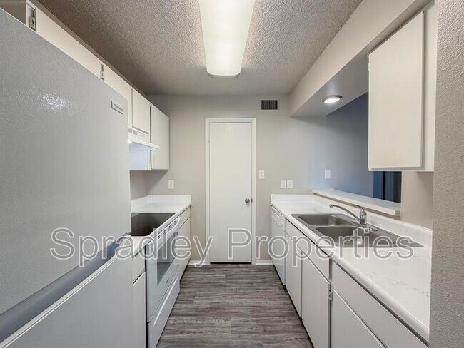 Foto del edificio - 120 W Main St