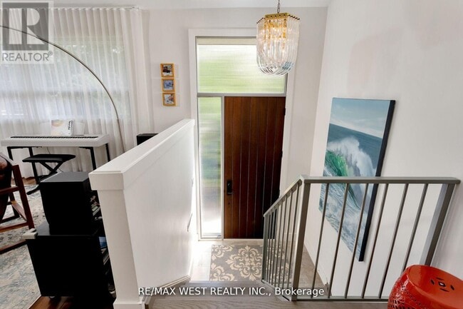 Building Photo - 10 Vanellan Ct