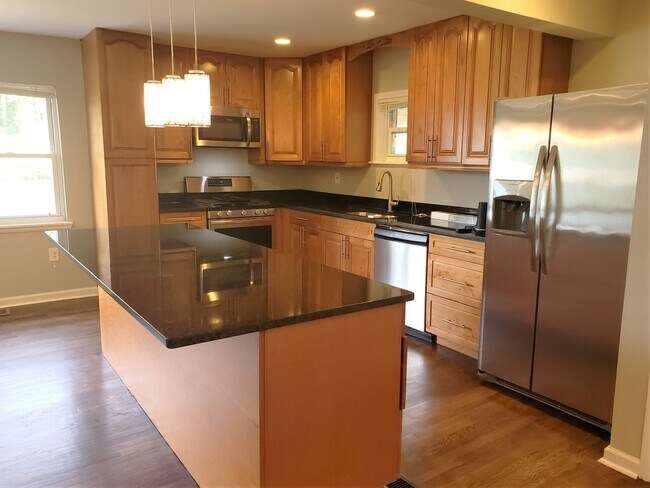 Foto del edificio - Home on private 6 Acre lot in SW Atlanta!