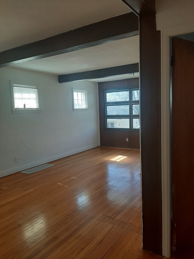 Livingroom - 517-1 Stafford Ave