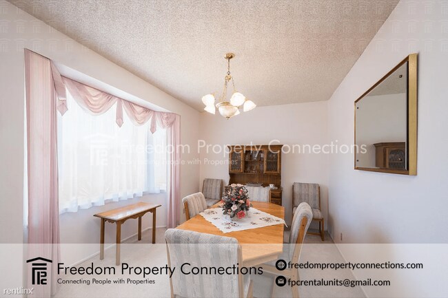 Foto del edificio - 3 br, 1 bath Triplex - 1128 Via Pavion A -