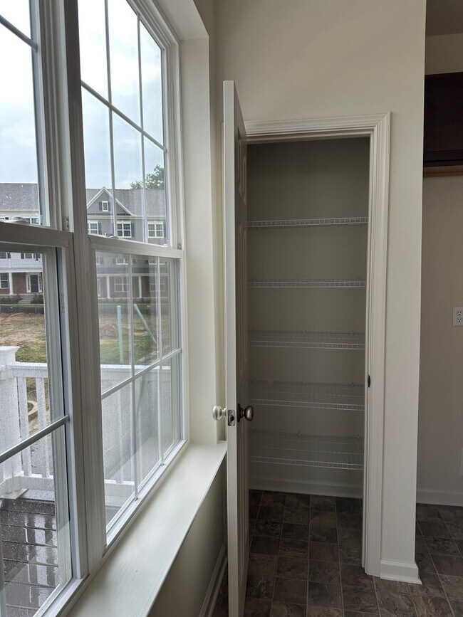 Building Photo - End unit townhome in Darley Green!
