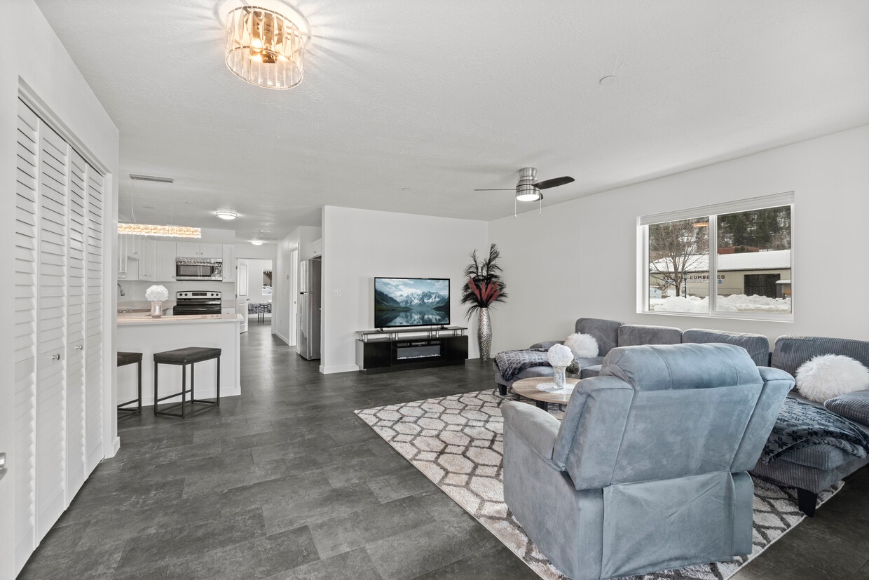 Large open livingroom - 140 Railroad Ave