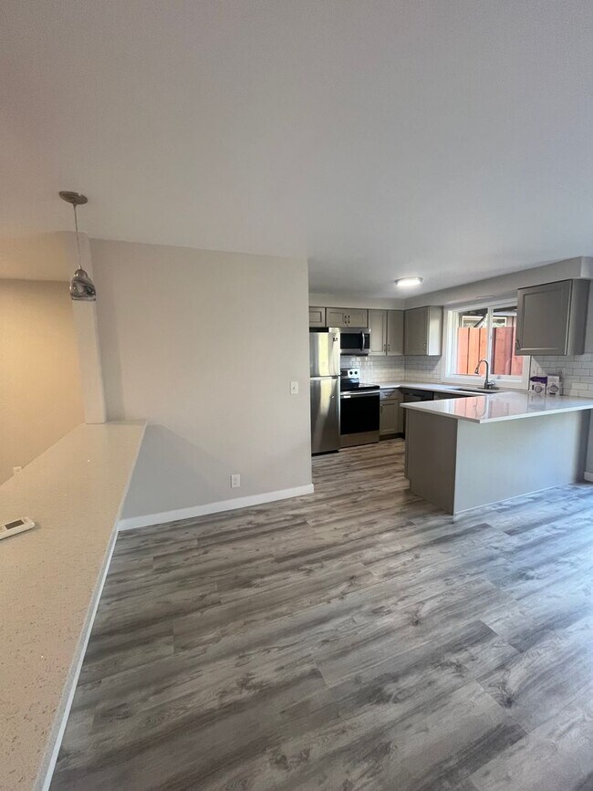 Building Photo - 2-bedroom 2-bathroom duplex