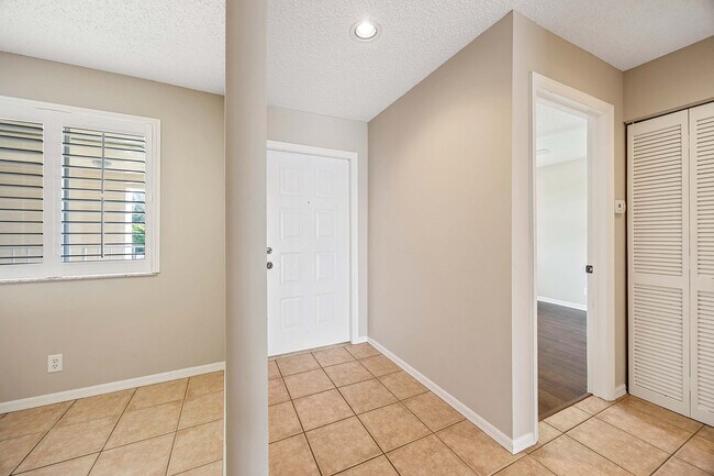 Building Photo - 7784 Emerald Cir