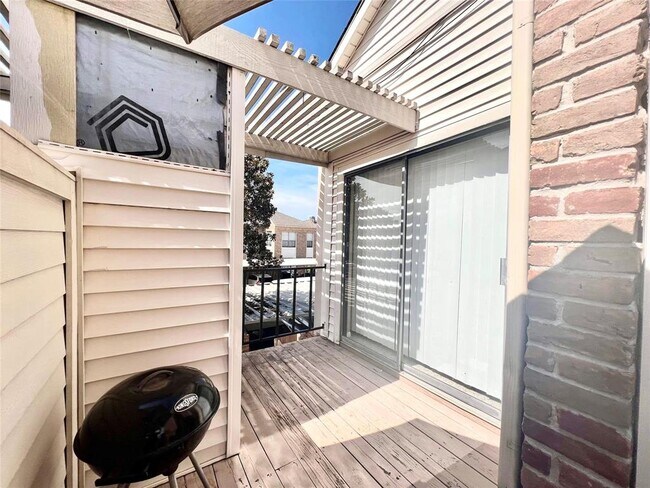 Building Photo - 10130 Waterstone Dr