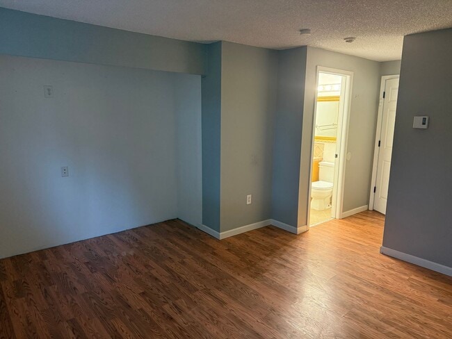Building Photo - 3 Bedroom 2 Bath Lower Unit Walkout Patio ...