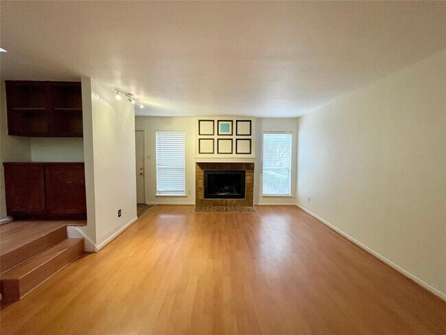Foto del edificio - 5917 Fairdale Ln