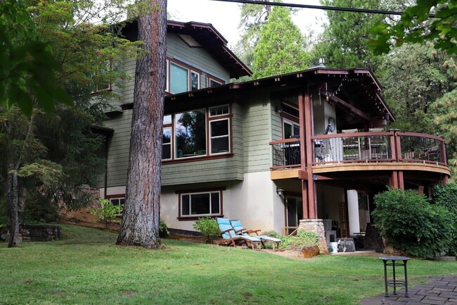 Foto del edificio - Don't miss this amazing opportunity to rent a higher end home nestled in the trees in the coveted...