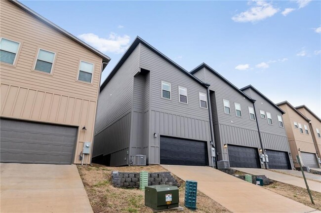 Building Photo - 2220 W Million Ln