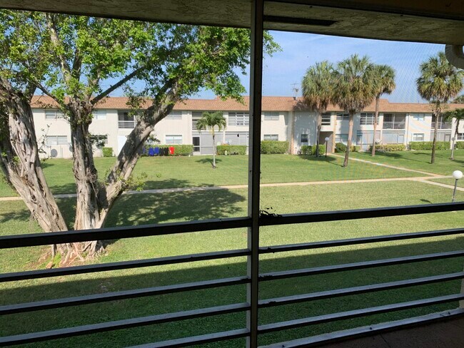 Foto del edificio - 9811 Sandalfoot Blvd